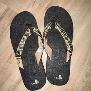 Sanuk Women's Black and Tan Patterned Sandals